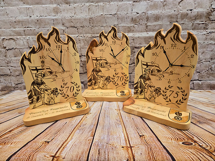 Feuerwehruhr, Zirbenuhr als Geburtstagsgeschenk, Uhren aus Holz, Kunstvolle Uhren aus Zirbe
