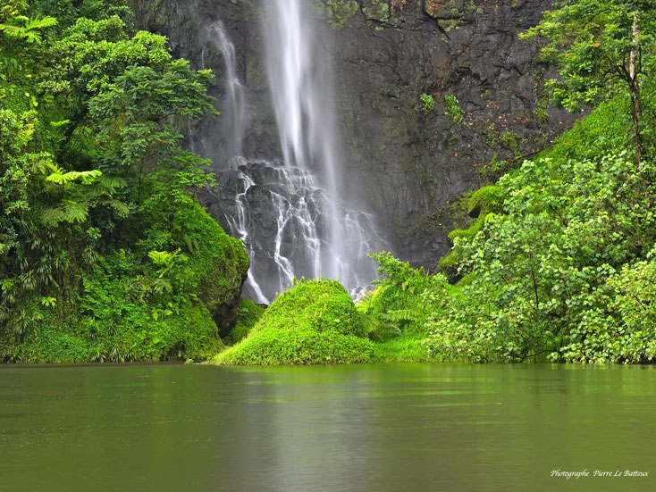 cascade dans une vallée de Tahiti. Photo P. Le Batteux