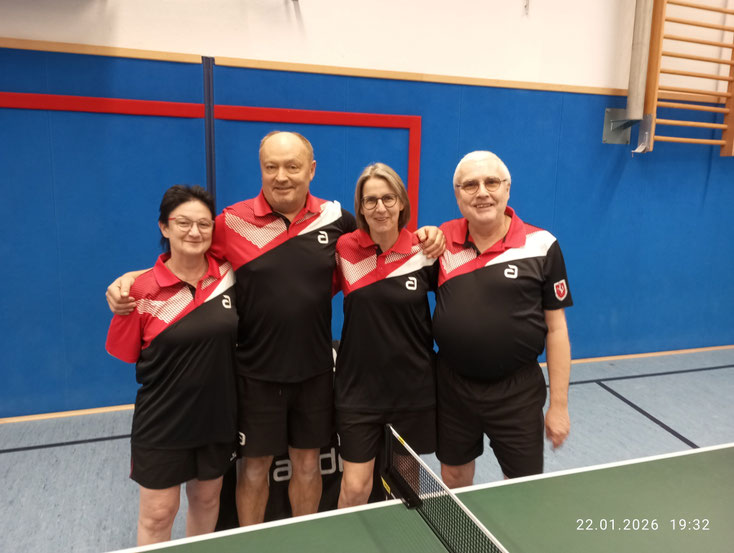 auf dem Foto von links nach rechts:   Anja Adam, Mirek Kabus, Martina Haverkemper, Friedhelm Papenkort (1. Mannschaft Saison 25/26)