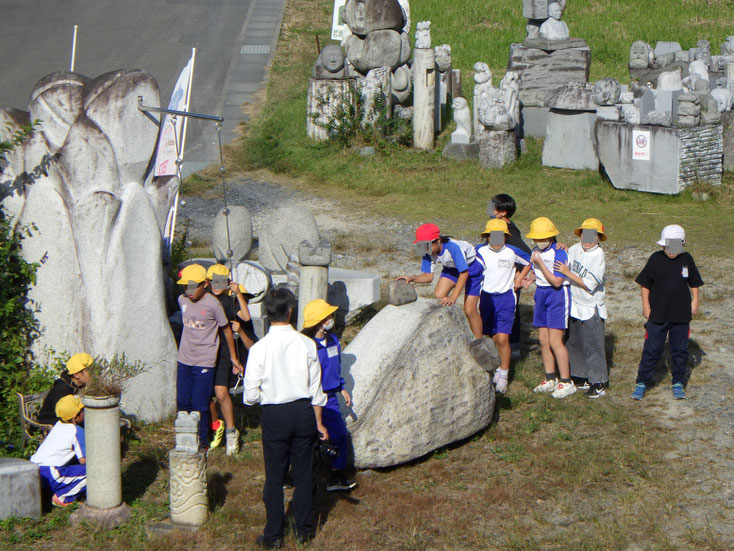 浅賀正治の石彫刻・遊戯「滑り台」で遊ぶ