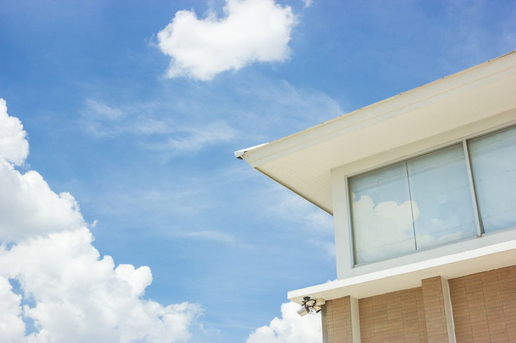 Auditeur logement effectuant un audit logement, pour l'obtention des primes et du label PEB