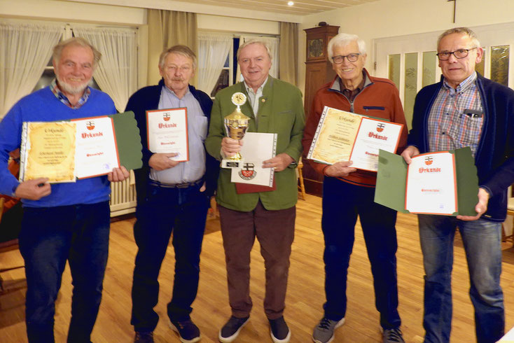 4 von 6 weiteren Ehrenmitglieder (50/55 Jahre) im Sportverein SV Unkel 1910 e.V. stellten sich zu einem Erinnerungsfoto (Foto Rudolf Weichsel)
