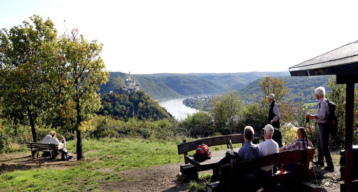 Rastplatz Kerkertser Platte mit Blick auf die Marksburg und auf den Rhein: gemütlich und erholsam.