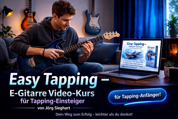 Ein junger Mann sitzt miz einer blauen E-Gitarre in seinem Musikzimmer (Gitarren an der Wand) und übt die Tapping-Spieltechnik. Vor ihm ein aufgeklappter Laptop mit dem Kurs "Easy Tapping" auf dem Screen.