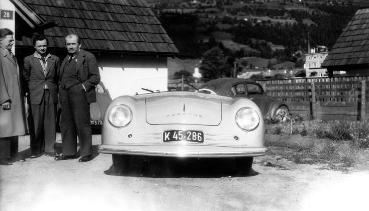 Der erste Serien-Porsche: Ferry Porsche (Mitte), sein Vater Ferdinand Porsche (rechts) und Erwin Komenda (links) 1948 vor dem 356 Nummer eins in Gmünd. Die Karosserie konstruierte Komenda.