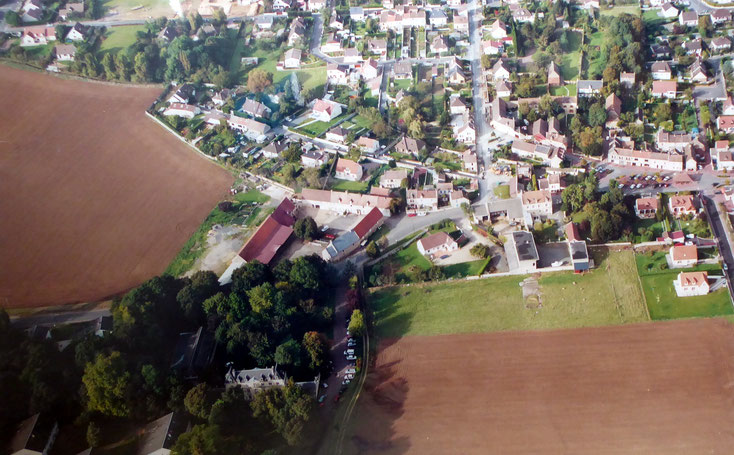 En bas, le château et la ferme Cassigneul. En haut, la rue de la Liberté (2003)