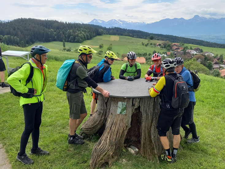 Tischrunde am "Rüteli" oberhalb Häutligen, dem höchsten Punkt auf 816 müM