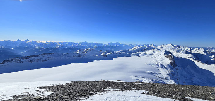 Mit Klarheit und Weitblick ins 2026 - Blick vom Wildstrubel (3'247m) auf den Glacier de la Pleine Morte und die westlichen Walliser Hochalpen