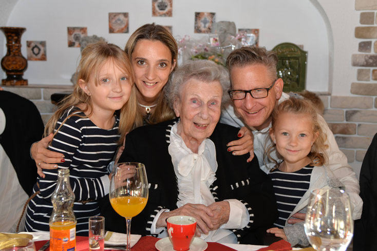 Meine Tante Herta als meine Taufpatin zum 100. Geburtstag, Sohn Andreas, Schwiegertochter Nici, Enkel Leonie und Celina