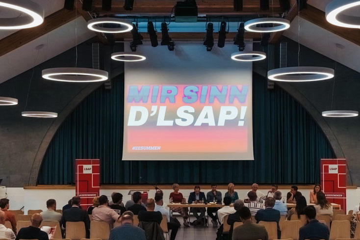 ▲ LSAP-Mitgliederversammlung de 16. Juni 2025 am Gewerkschaftscasino zu Bouneweeg. "Mir sinn d'LSAP" - fir dass och keen op d'Iddi kënnt, e géif bei der CSV, der DP oder deene Grénge sëtzen. Foto: LSAP-Homepage.