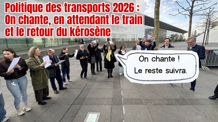 Photomontage satirique : la ministre des Transports Yuriko Backes et ses collaborateurs chantent devant le ministère, avec le slogan « On chante, en attendant le train et le retour du kérosène ».