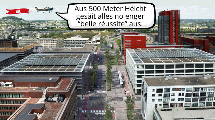 Aerial Vue vum Belval mat engem klengen Fliger, deen en RTL‑Banner zitt. Eng Sproochblos kommentéiert ironesch: "Aus 500 Meter Héicht gesäit alles no enger 'belle réussite' aus."