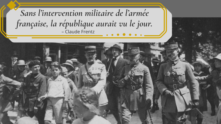 Photo montrant des soldats français en uniforme marchant parmi des civils dans les rues de Luxembourg en 1919 ; scène publique illustrant la présence militaire française dans le contexte de la république manquée.