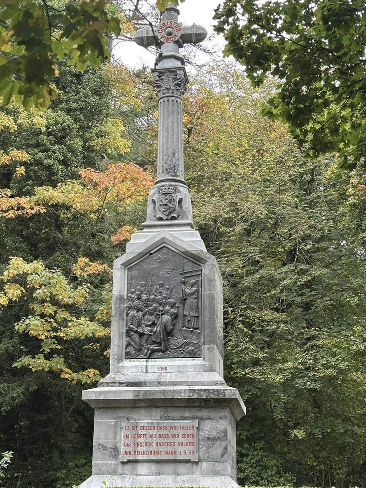 ▲ Monument vum Klëppelkrich zu Klierf mat Bibelzitat zu Éire vum Märtyrertum.