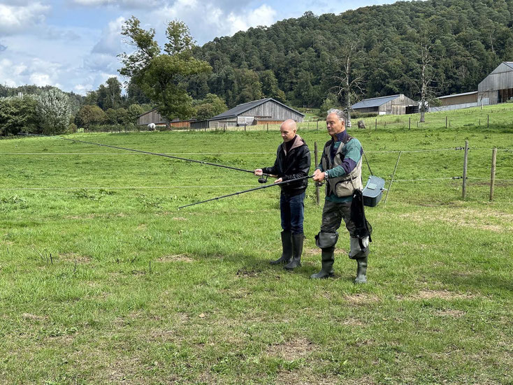 ▲ De Michel Reckinger beim Fëschen - op der grénger Wiss. Gefaangen huet hien deen Dag näischt, well souguer d'Fësch am Streik waren. (Foto: BIL, aus BIL Stories)