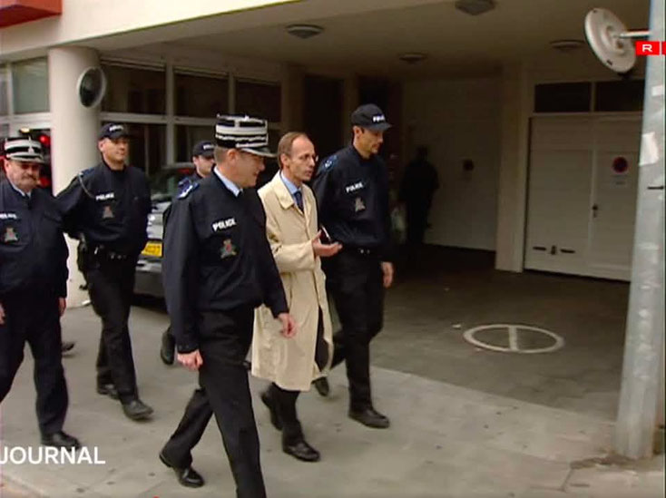 Luc Frieden en 2004, alors ministre de la Justice, se promenait au quartier Gare accompagné de policiers.
