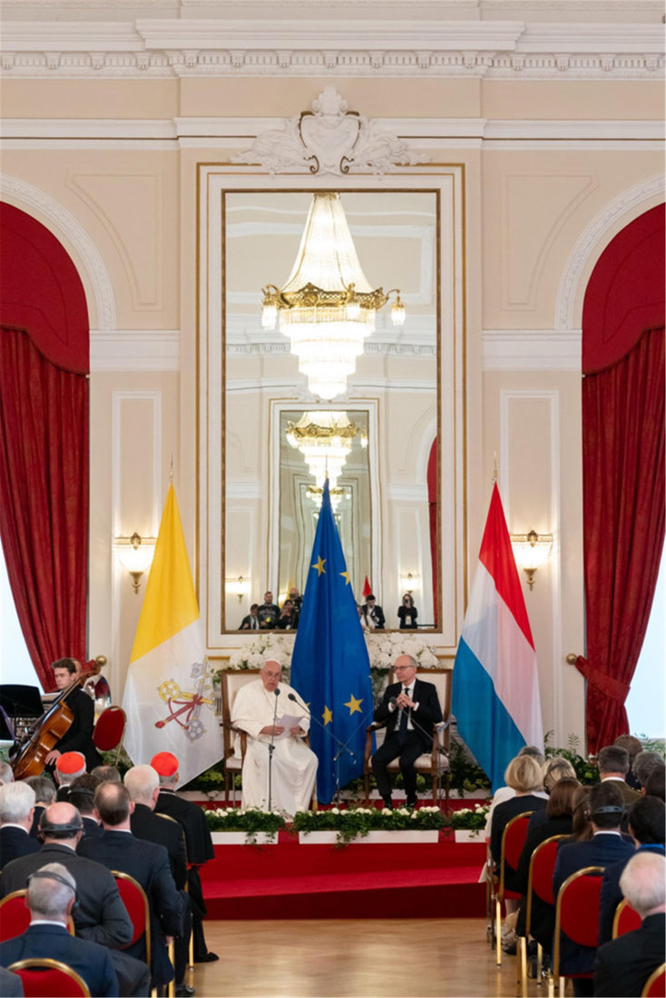 Le nouveau Luc aux côtés du pape François, le 26 septembre 2024 au Cercle municipal. Pouvoir et Église marchent main dans la main depuis toujours.