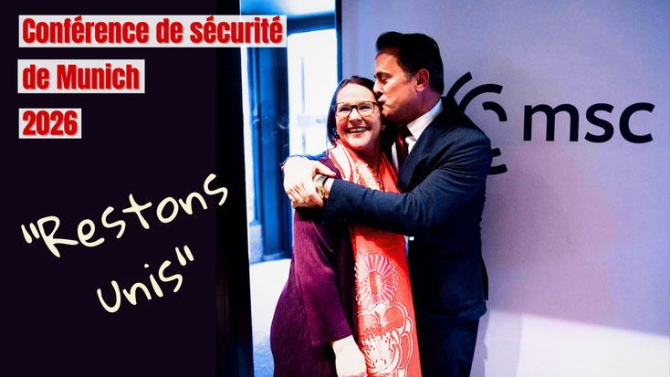 La ministre luxembourgeoise de la Défense Yuriko Backes est embrassée par le ministre des Affaires étrangères Xavier Bettel devant le logo de la Conférence de sécurité de Munich. La scène exprime la cohésion dans un contexte diplomatique.