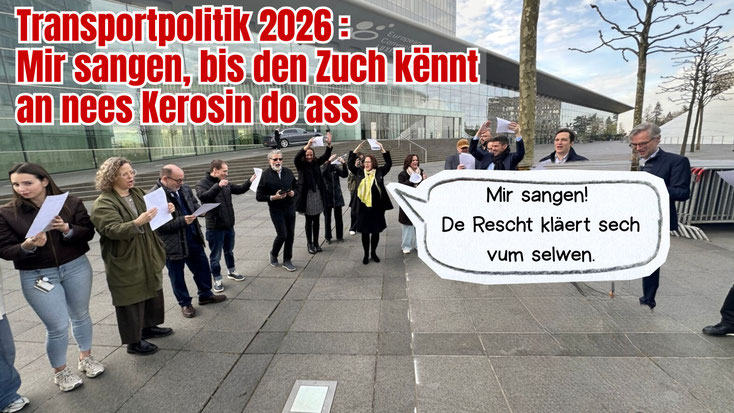 Satiresch Fotomontage: D'Transportministesch Yuriko Backes an hir Mataarbechter sange virum Ministère. Titel: Transportpolitik 2026: Mir sangen, bis den Zuch kënnt an nees Kerosin do ass. Spriechblos: Mir sangen! De Rescht kläert sech vum selwen.