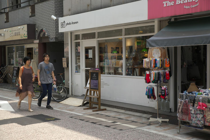 写真屋フォトカノンの店の前