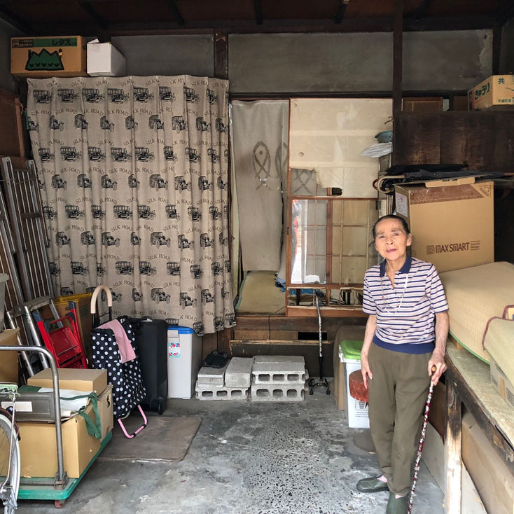 八百屋を営んでいた鈴木京子さん。第1回くがらくのことをよく覚えていると言う。買い物カートの下が防空壕だった。
