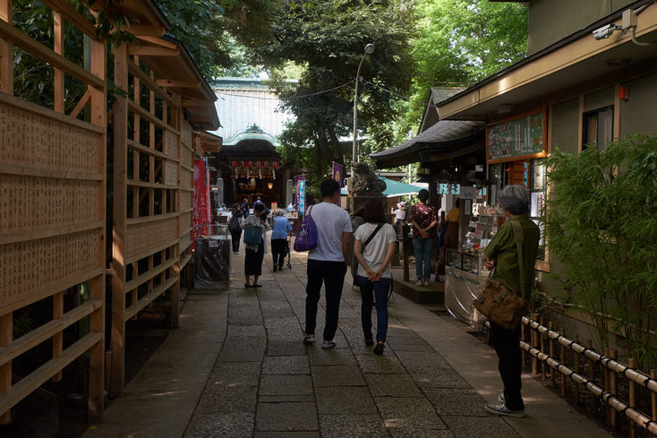 戸越八幡の参道。若い男女、高齢の女性が歩いている。