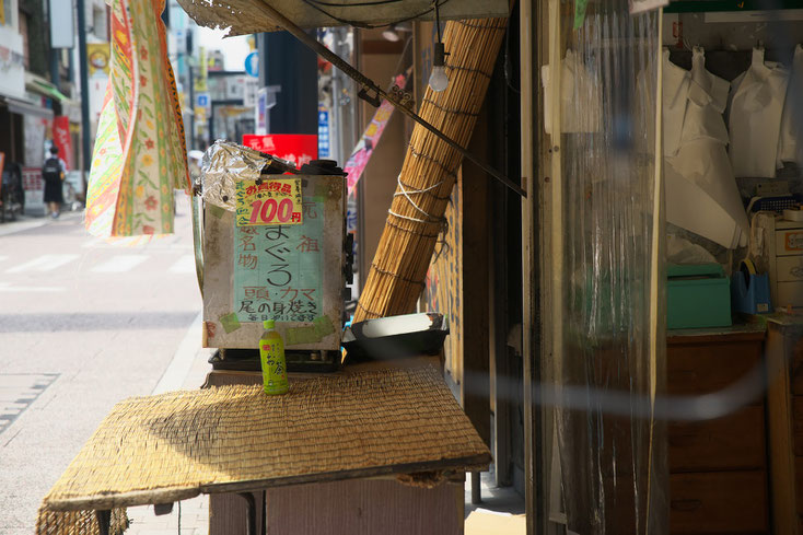 閉店した魚屋の店先