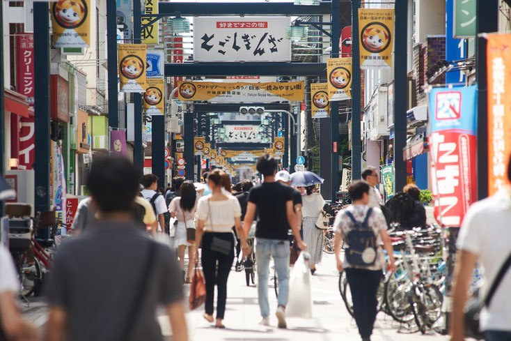 戸越銀座商店街を沢山の人たちが歩いている。
