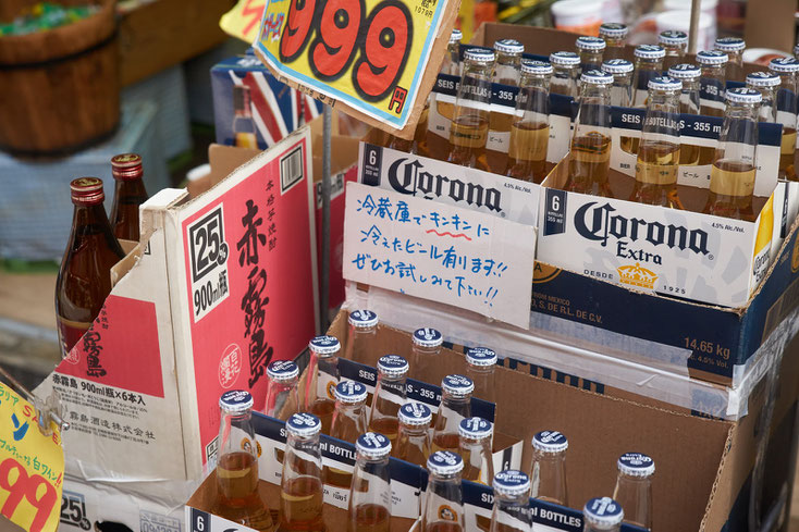 店頭に置かれたコロナビール。「冷蔵庫にキンキンに冷えたビールあります!!ぜひお試しみて下さい!!」と張り紙
