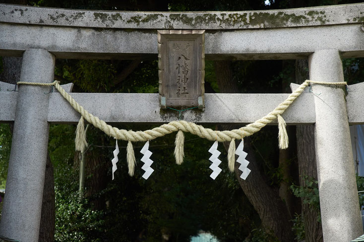 戸越八幡の鳥居。しめ縄がかけられている。