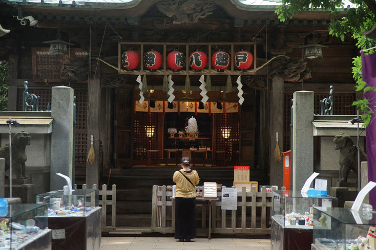 戸越八幡の拝殿。女性が参拝している。