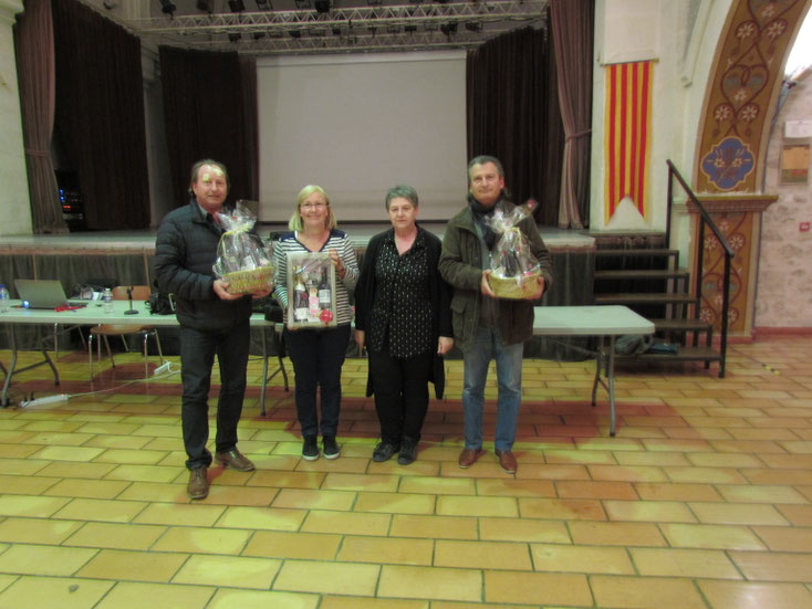 Patricia, radieuse vainqueure, Christiane, parfaite directrice du tournoi, entourées de Jean-Michel, 2ème, à droite, et Philippe, 3ème, à gauche. Où l'on voit que le podium a été généreusement récompensé. (mais pas que lui ).