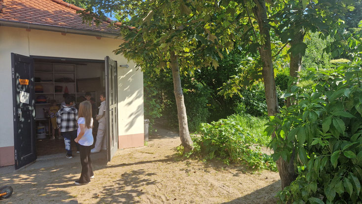 Das neue Spielehäuschen und der Eingang zum Schulgarten