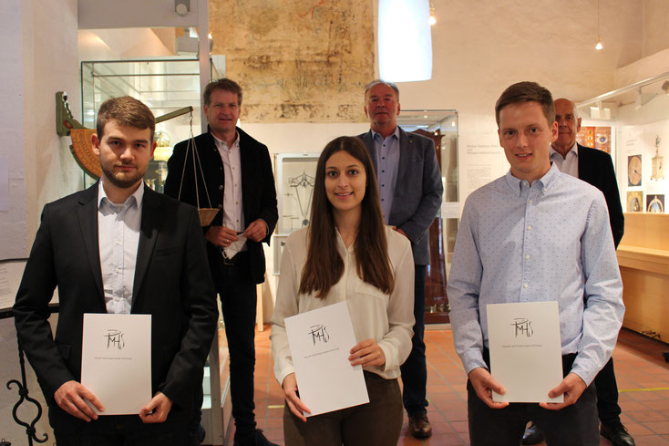 von links nach rechts: Landrat Günther-Martin Pauli, Klaus Konzelmann, Oberbürgermeister der Stadt Albstadt und Siegfried Schott, Ortsvorsteher von Onstmettingen mit 3 der 6 Stipendiaten: Daniel Stenzel, Nadine Burchardt und Erik Barbu.