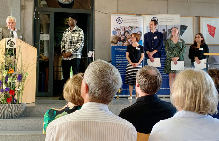 Bei der Übergabe der Stipendien (von links): Karl Wolf, Baruch Moyo Kamdem, Hannah Pfefferle, Simon Heim, Tabea Hauer und Rosa-Valentina Maurici
