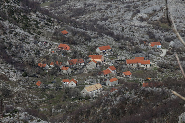 Siedlungen in der Karstlandschaft entstanden meist in Karstsenken, den Poljen oder Dolinen, die unterschiedliche Ausdehnungen und Formen haben.