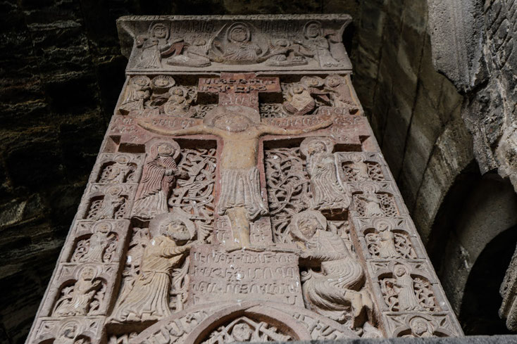 Allerlöser-Kreuzstein wird dieser im Jahre 1273 hergestellte Kreuzstein genannt. Porträts der 12 Apostel umrahmen Christus am Kreuz. Ganz oben wird Christi Himmelfahrt mit Engeln dargestellt.