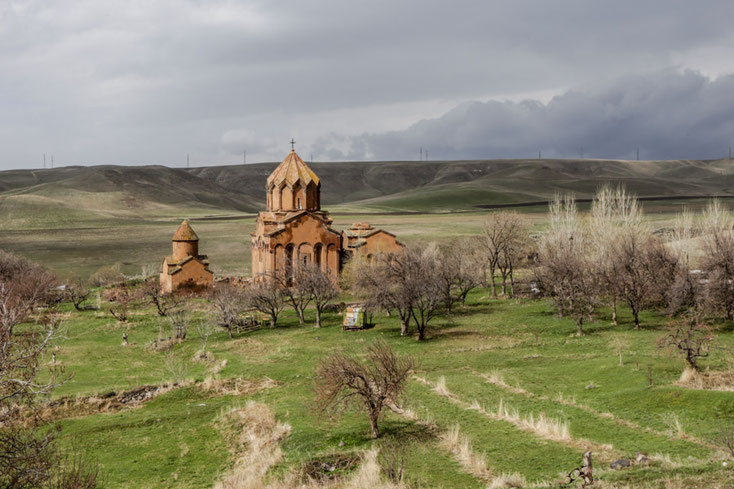 Kloster Marmaschen ist ca. 10 km von Gyumri entfernt. Die Hügel im Hintergrund sind schon auf türkischem Gebiet.