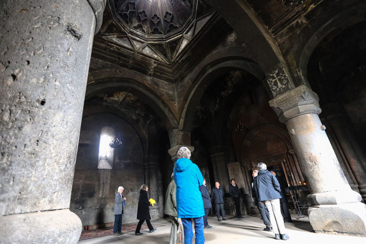 Im Inneren des Gavit der Sions-Kirche mit seinen mächtigen Säulen.