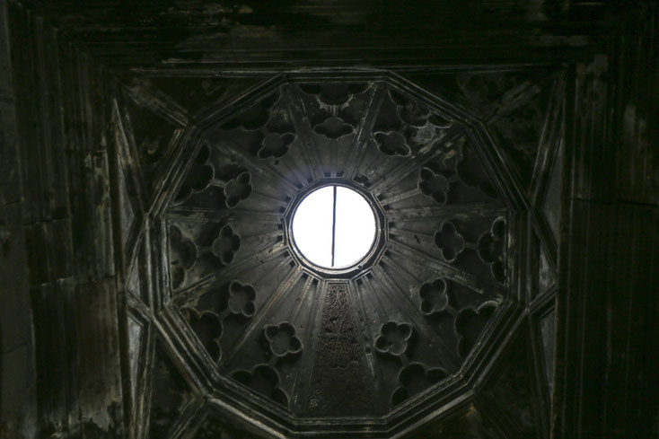 Die Lichtöffnung des Gavit der Sions-Kirche ist in eine zwölfeckige und pyramidenförmige Kuppel eingefügt.