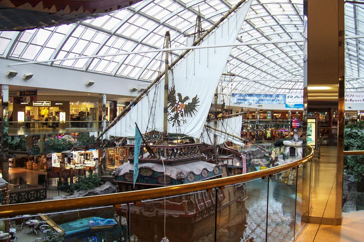 Kolumbus' Santa Maria "segelt" in der West Edmonton Mall, die vor einigen Jahren weltweit die größte Mall war.