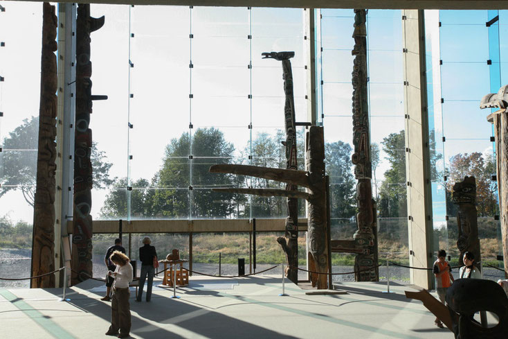 Der große Ausstellungssaal kann die hohen Totempoles ins rechte Licht setzen.