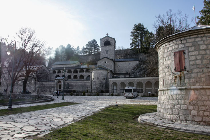 Ivan Crnojević gründete hier 1482 ein orthodoxes Kloster, das der Gottesmutter geweiht und zur Keimzelle von Cetinje wurde.