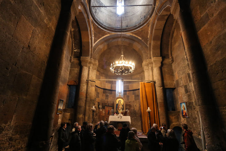 Der Innenraum der Sions-Kirche ist deutlich kleiner als das Gavit und wirkt relativ schmucklos.