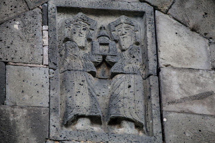 Am Giebel der Erlöserkirche stellt ein Relief die Klosterstifter Sumbat Bagratuni, König von Armenien, und seinen jüngeren Bruder Gurgen Bagratuni, König von Lori, dar.
