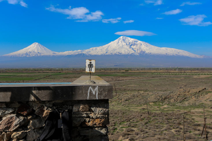 Eine Toilette mit dem schönsten Blick der Welt: Allerdings liegt das Ararat-Massiv schon auf türkischem Gebiet.      Der Kleine Ararat ist 3896 m, der Große Ararat 5137 m hoch.