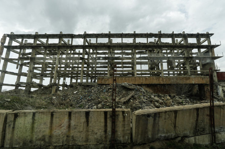 Zur Erinnerung an das Erdbeben von 1988 wurde das Stahlbeton-Skelett eines Fabrikgebäudes stehen gelassen.