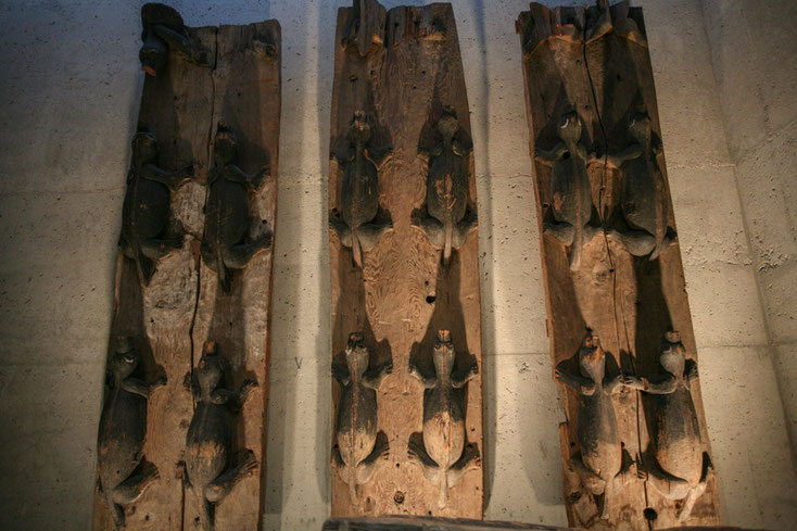 Bretter mit Bärenfiguren, die an der Haus-Innenwand angebracht waren. Das folgende Foto verdeutlicht das.