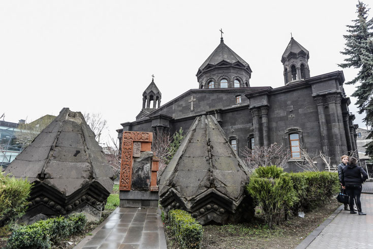 Vor der Muttergotteskirche liegen die beim Erdbeben herab gestürzten Turmspitzen.