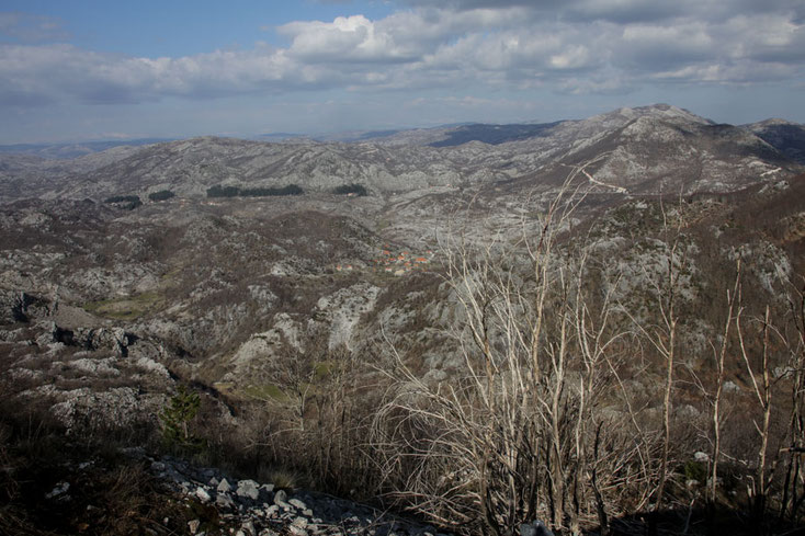 Große Teile der Balkanhalbinsel sind verkarstet, d. h. das wasserlösliche Gestein wird ausgehöhlt und das Niederschlagswasser fließt durch Höhlen ab.